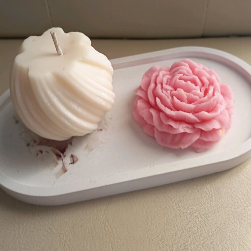 Handmade decorative set with porcelain tray and scented soy candles
