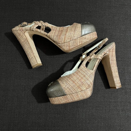 Chanel Raffia Patent Cap Toe CC Slingback Pumps size 38.5 like new