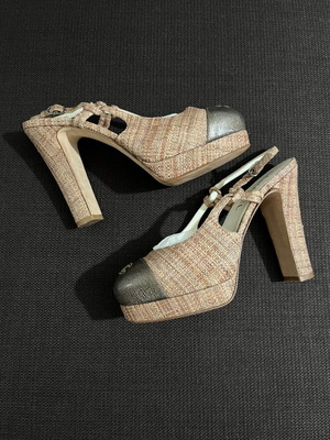 Chanel Raffia Patent Cap Toe CC Slingback Pumps size 38.5 like new