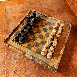 Μαρμάρινο σκάκι με πιόνια