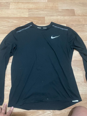 Nike Element Running μακρυμάνικη μπλούζα μεταχειρισμένη, μέγεθος M, μαύρη