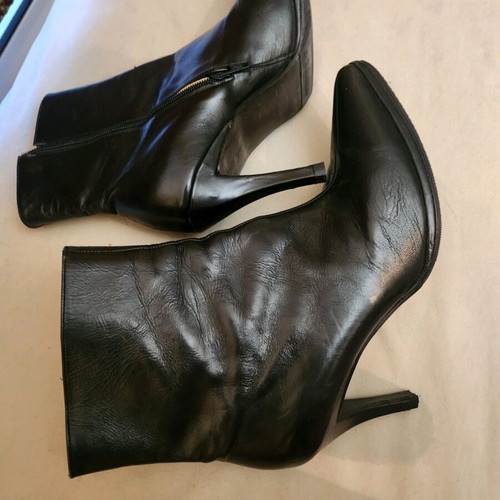 Charles Jourdan leather boots black, like new with zipper