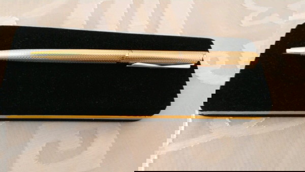 Ballpoint Romus στυλό, 24 kt.gold plated, με σφραγίδα.  Μήκος 13,3 εκατοστά, πάχος στυλό 9 χιλιοστά