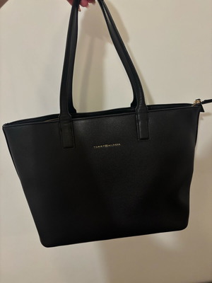 Tommy Hilfiger чанта за рамо като ново, черна с калъф