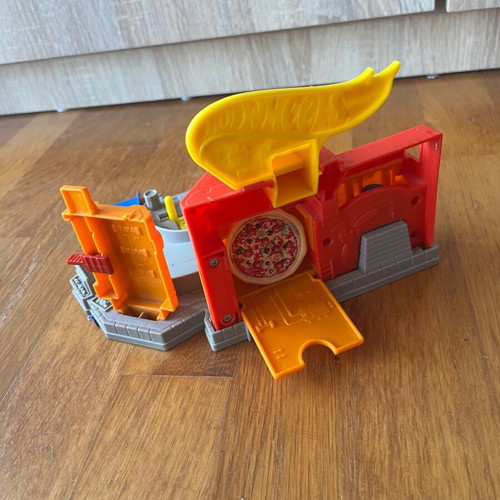 Hot Wheels pizza track like new with pizza launcher lever