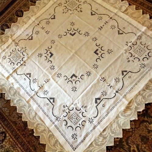 Tablecloth with handmade 25cm lace, new, size 180x180
