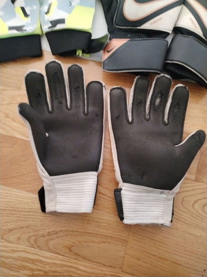 Football gloves used set of 2 Nike and Liveup