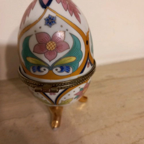 Decorative egg used with gilded details