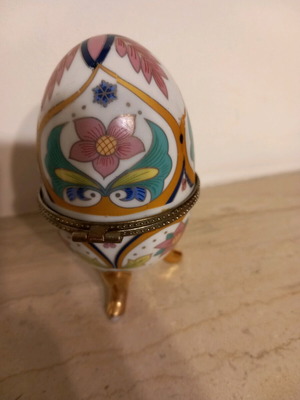 Decorative egg used with gilded details