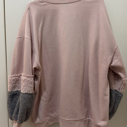Pull & Bear sweatshirt used with two-tone sleeves and furry detail size L