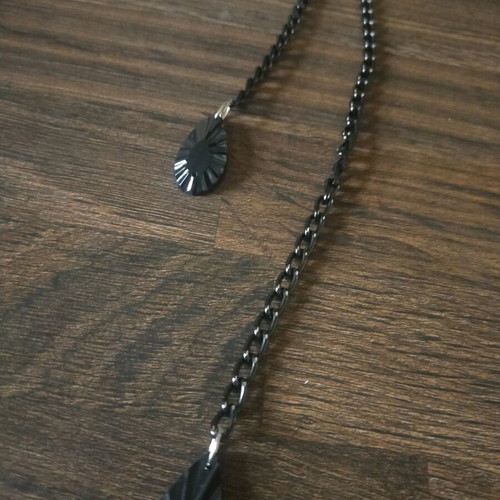 Necklace like new, black and tall
