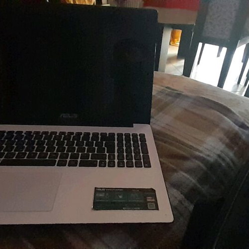 Asus laptop used with 4GB memory and 500GB storage