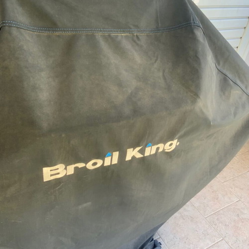 Broil King Monarch grill like new with cover