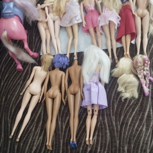 Barbie dolls pack with 9 dolls, 2 bodies, 3 heads and a horse