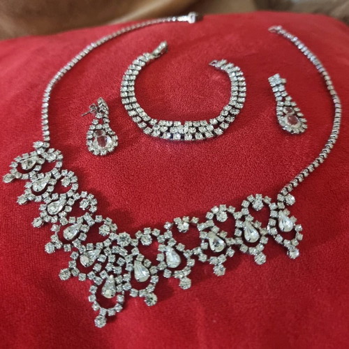 Jewelry set like new with necklace, bracelet and zircon earrings