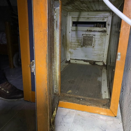 Theoprofil dog transport cage used, insulated with ventilation