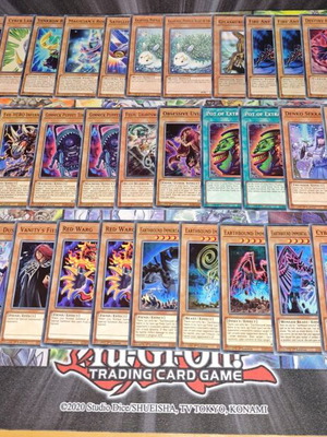 Συλλογή Yu-Gi-Oh! σαν καινούργιο με κάρτες, tins, playmats και αξεσουάρ