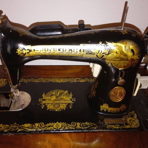 Singer sewing machine vintage used, functional, circa 1927