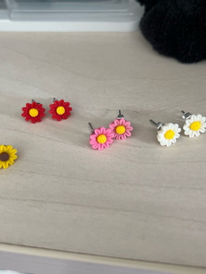 Claire's Daisy-Shaped Earrings like new, set of 4
