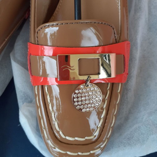 Esthissis pumps new with low heel in beige and red