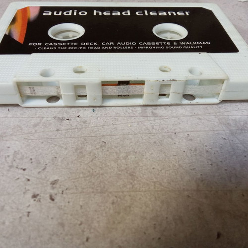 Audio head cleaner cassette used for cassette players
