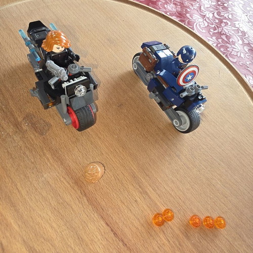 LEGO Marvel Super Heroes Age of Ultron Black Widow & Captain America Motorcycles set