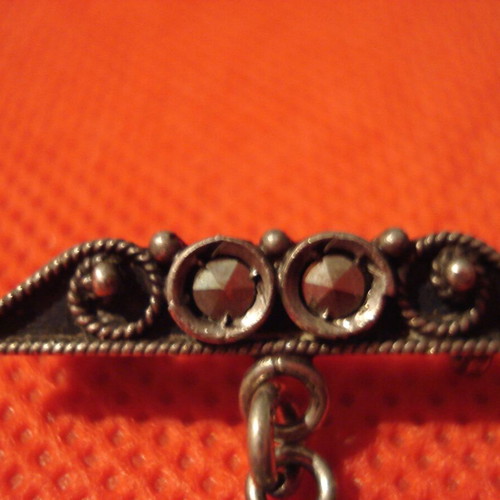 Silver brooch with 9k gold used