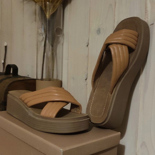 Voi & Noi Camel Flatform Sandals like new, size 38