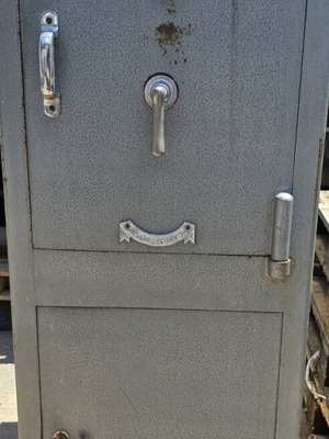 Metal safe used with original key and lock