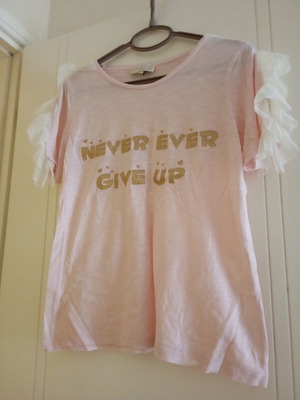 Lynne blouse like new with tulle frills on sleeves pink gold M