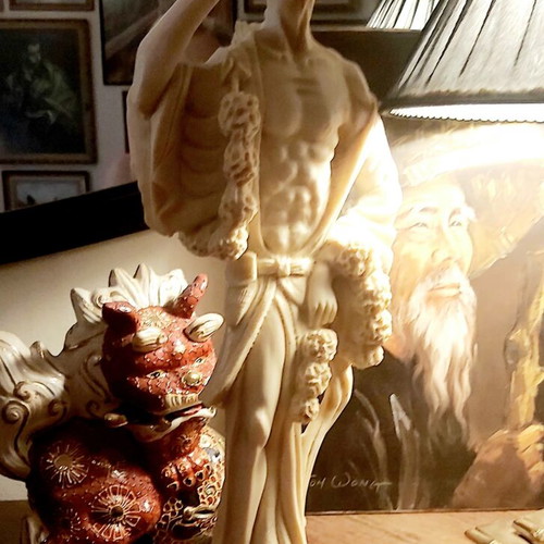 Vintage decorative figurine made of high-quality resin in ivory color, like new