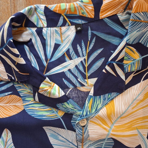 Men's summer shirt multicolor like new, size XL fitting large