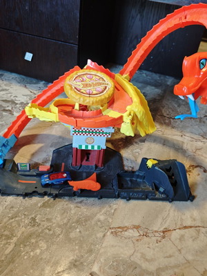 Hot Wheels City Pizza Slam Cobra Attack комплект с кола