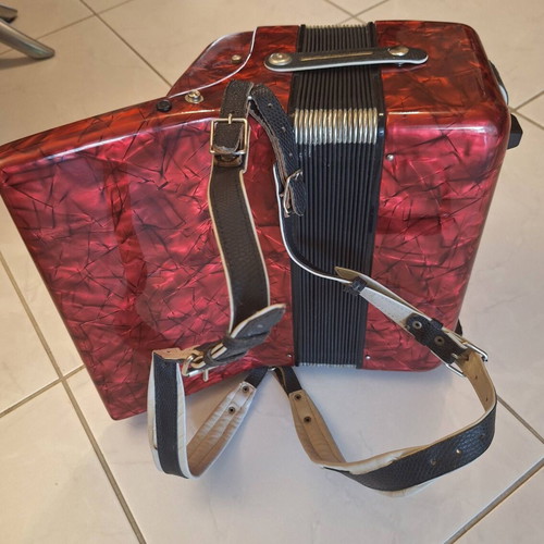 Delicia Junior IV Accordion like new, 60 bass, red pearloid