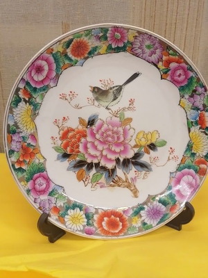 Vintage Chinese decorative porcelain plate Famille Rose like new