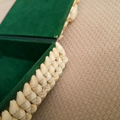 Vintage jewelry box decorative with shells like new