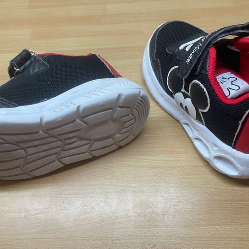 Children's athletic shoes used size 27 with Mickey Mouse and light-up soles