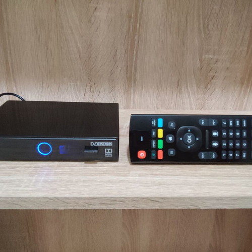 Strong SRT 2401 4K UHD dual DVB-S2 DVB-T2 DVB-C combo receiver, like new