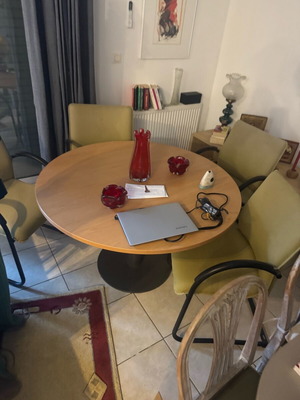 Τραπεζαρία ροτόντα με 4 καρέκλες Sato - meeting σαν καινούργιο