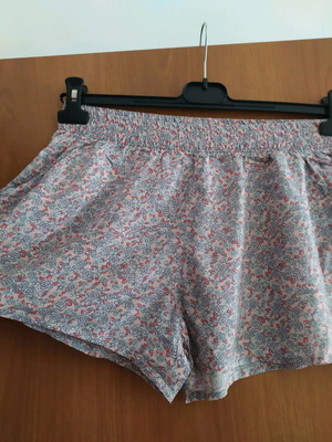 Γυναικείο σορτς Benetton μεταχειρισμένο με φλοραλ μοτίβο