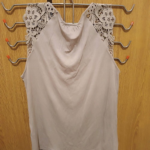 H&M sleeveless blouse beige like new with lace shoulders