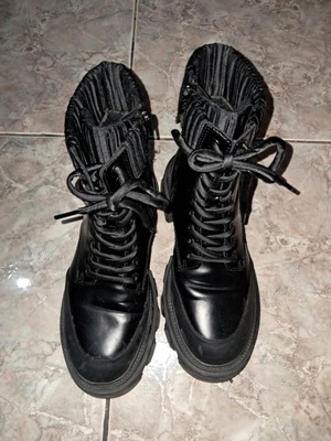 Black boots like new, size 38