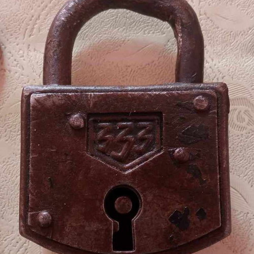 Old padlock and 3 old keys used in very good condition