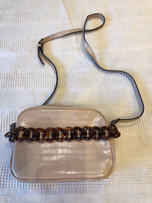 Τσάντα crossbody μπεζ με κροκο τύπωμα και αλυσίδα σε στυλ ταρταρούγα Stradivarius σαν καινούργια