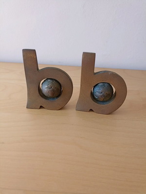 Set of two used bronze decorative items with globe