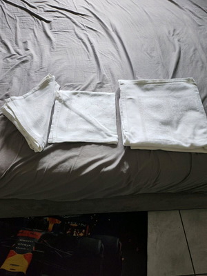 Tablecloth white with patterns and 5 napkins set like new