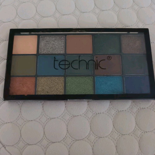 Technic Cosmetic Spirit Guide eyeshadow palette like new, 15 colors