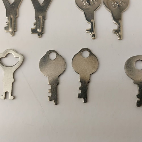 Lot of 14 old keys for suitcases and boxes used