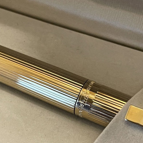 Sheaffer 14K 585 fountain pen used with box and 2 refills