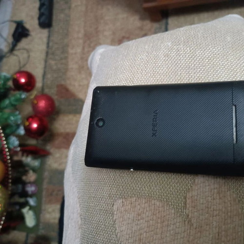 Sony Ericsson Xperia phone like new with charger, black